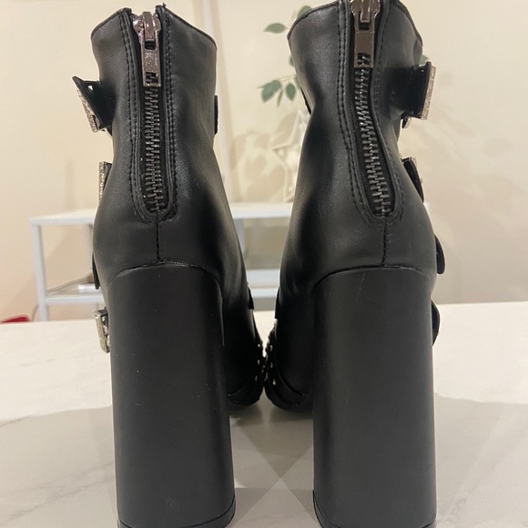 Booties with heels - Picture 2 of 3